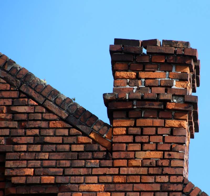 Damaged chimney on an Hamburg home showing cracks and missing mortar